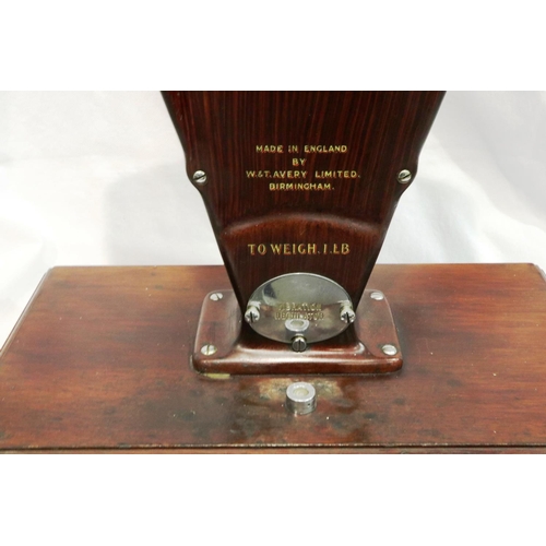 290 - Set of vintage wooden cased Avery tobacco weighing scales. Not available for in-house P&P