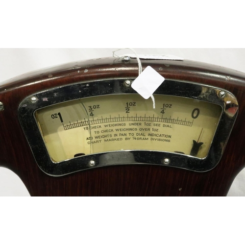 290 - Set of vintage wooden cased Avery tobacco weighing scales. Not available for in-house P&P