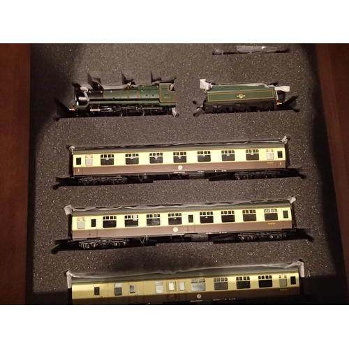 2157 - OO scale Bachmann 31-2000 The Cambrian Coast presentation set comprising manor class 4.6.0 Odney Man... 