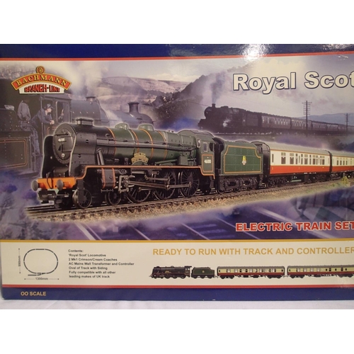 2162 - OO scale Bachmann 30-020 Royal Scot train set comprising of Royal Scot 46100 Green Early Crest, with... 