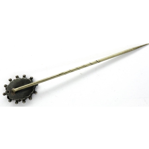 39 - Presumed 9ct gold and silver pin brooch, boxed, L: 70 mm, 1.4g. P&P Group 1 (£14+VAT for the first l... 