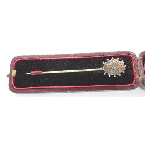 39 - Presumed 9ct gold and silver pin brooch, boxed, L: 70 mm, 1.4g. P&P Group 1 (£14+VAT for the first l... 