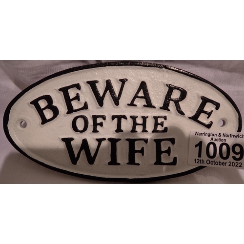 1009 - Cast iron Beware of the Wife sign, W: 17 cm. P&P Group 1 (£14+VAT for the first lot and £1+VAT for s... 