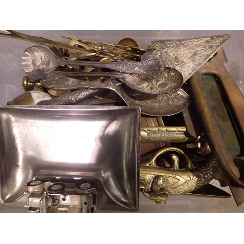 1014 - Quantity of brass and metalware including a letterbox. Not available for in-house P&P