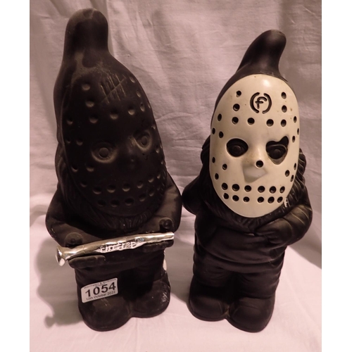 1054 - Pair of garden gnomes with murderous intent, largest H: 30 cm. Not available for in-house P&P