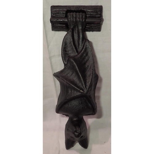 1066 - Cast iron bat door knocker, H: 17 cm. P&P Group 1 (£14+VAT for the first lot and £1+VAT for subseque... 