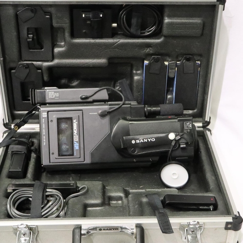 435 - Sanyo VM-8P 8mm camcorder in case. P&P Group 3 (£25+VAT for the first lot and £5+VAT for subsequent ... 