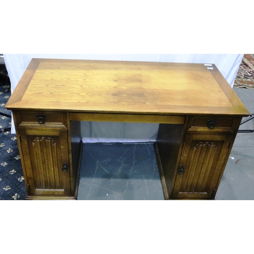 3075 - Oak twin pedestal desk with linenfold decoration and three drawers, 131 x 66 x 77 cm. Not available ... 