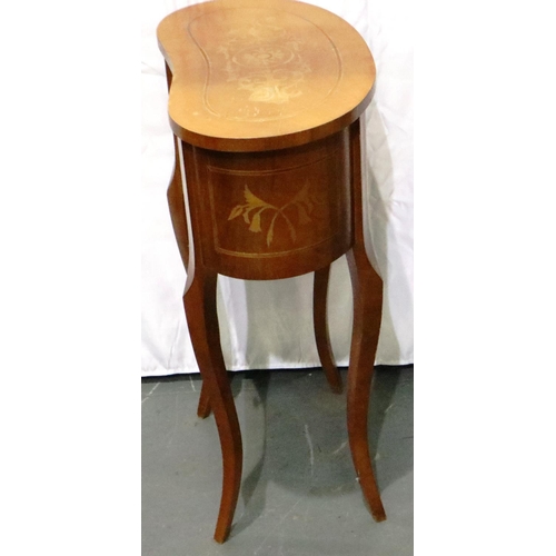 3076 - Small kidney shaped table with two drawers and inlaid top and sides, 46 x 26 x 67 cm. Not available ... 