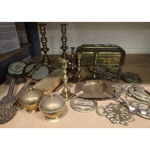 1050 - Collection of mixed brass to include candlesticks. Not available for in-house P&P