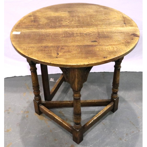 3098 - Small circular oak gate leg table, D: 68 cm, H: 59 cm. Not available for in-house P&P