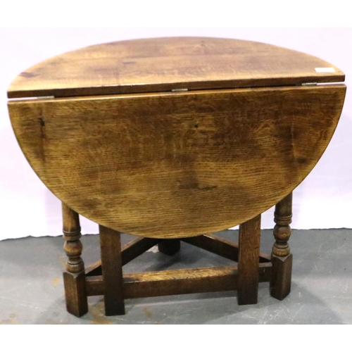 3098 - Small circular oak gate leg table, D: 68 cm, H: 59 cm. Not available for in-house P&P