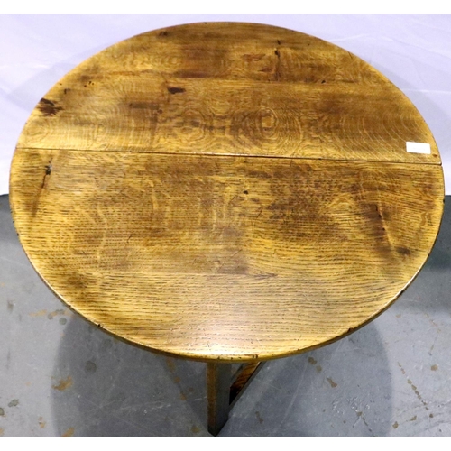 3098 - Small circular oak gate leg table, D: 68 cm, H: 59 cm. Not available for in-house P&P