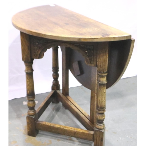 3098 - Small circular oak gate leg table, D: 68 cm, H: 59 cm. Not available for in-house P&P