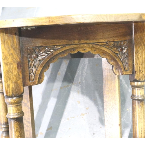 3098 - Small circular oak gate leg table, D: 68 cm, H: 59 cm. Not available for in-house P&P