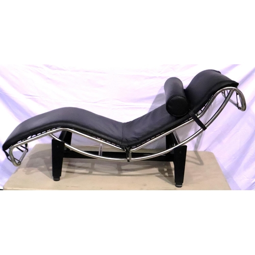 3117 - Chaise Longue in the Le Corbusier style, black upholstery with chromed frame, L: 160 cm. Slight scuf... 