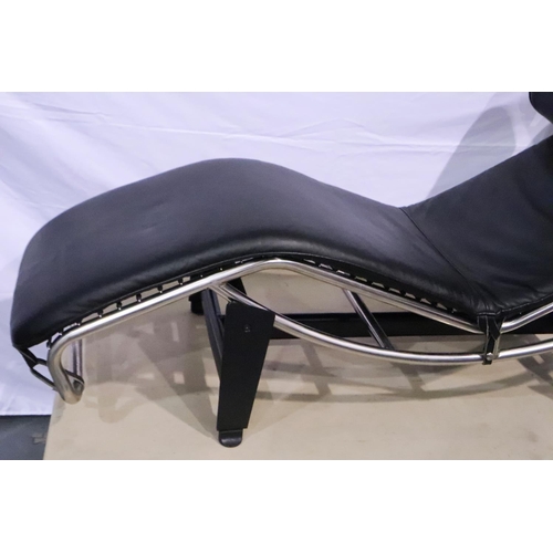 3117 - Chaise Longue in the Le Corbusier style, black upholstery with chromed frame, L: 160 cm. Slight scuf... 