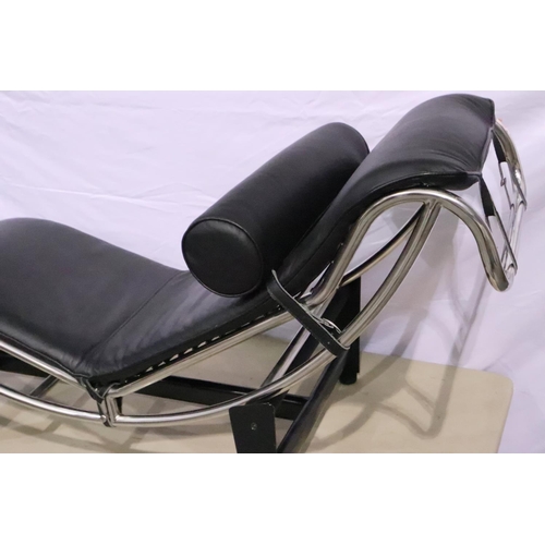 3117 - Chaise Longue in the Le Corbusier style, black upholstery with chromed frame, L: 160 cm. Slight scuf... 