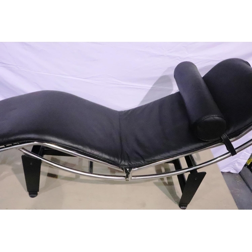 3117 - Chaise Longue in the Le Corbusier style, black upholstery with chromed frame, L: 160 cm. Slight scuf... 