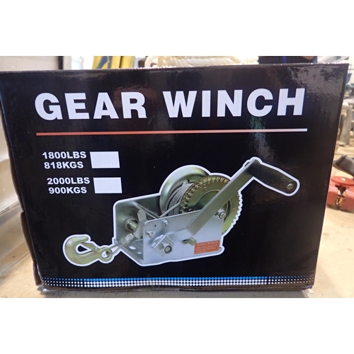 1852a - New and unused 2000 manual gear winch. Not available for in-house P&P