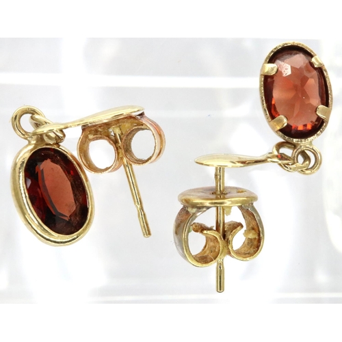 17 - Pair of 9ct gold garnet set drop earrings, drop H: 10 mm, 1.1g. P&P Group 1 (£14+VAT for the first l... 