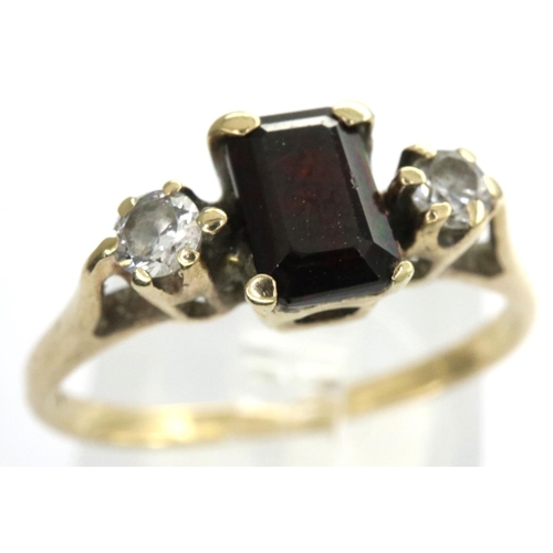 18 - 9ct gold ring set with a square garnet and CZ shoulders, size M, 1.9g. P&P Group 1 (£14+VAT for the ... 