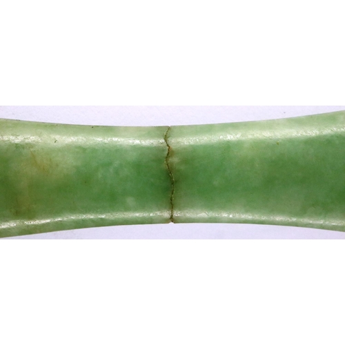 97 - Chinese repaired measuring spoon/spatula in Green Jade, L: 95 mm. P&P Group 0 (£5+VAT for the first ... 