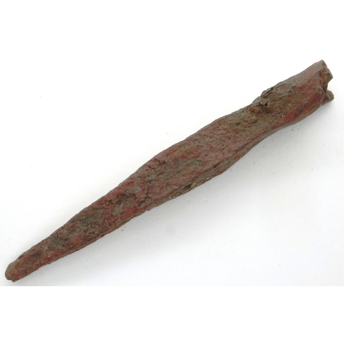 112 - Iron Age javelin head, assumed Saxon, L: 80 mm. P&P Group 0 (£5+VAT for the first lot and £1+VAT for... 