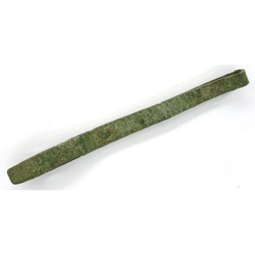 114 - Roman bronze tweezers, L: 50 mm. P&P Group 0 (£5+VAT for the first lot and £1+VAT for subsequent lot... 