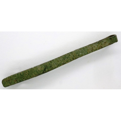 114 - Roman bronze tweezers, L: 50 mm. P&P Group 0 (£5+VAT for the first lot and £1+VAT for subsequent lot... 