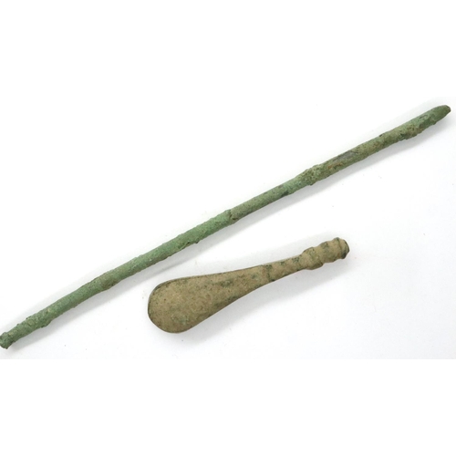 129 - Roman bronze apothecary spoon, shaft L: 120 mm. P&P Group 0 (£5+VAT for the first lot and £1+VAT for... 