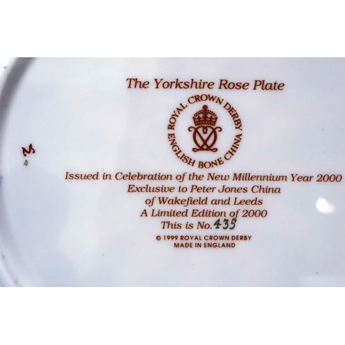 245 - Royal Crown Derby limited edition Yorkshire Rose plate, 435/2000, D: 22 cm, no cracks or chips. P&P ... 