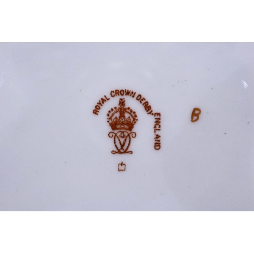 255 - Royal Crown Derby fluted plate in the 1128 pattern, D: 23 cm, no cracks or chips. P&P Group 2 (£18+V... 