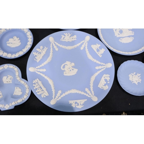 311 - Ten Wedgwood plates and dishes largest D: 23 cm, no chips or cracks. Not available for in-house P&P