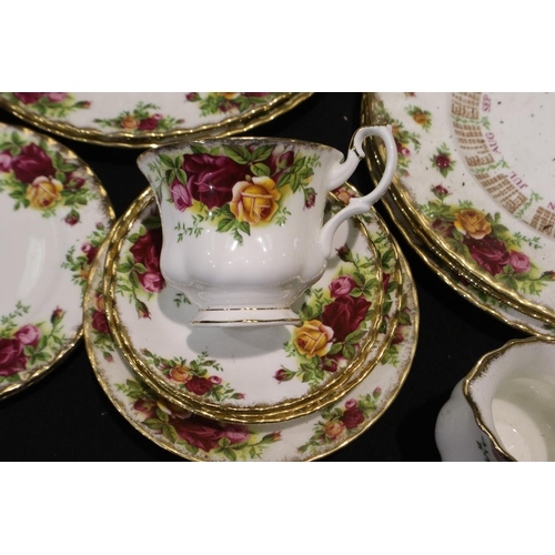 313 - Twenty two pieces of Royal Albert Old Country Roses, mainly dinner plates, largest D: 26 cm, no chip... 