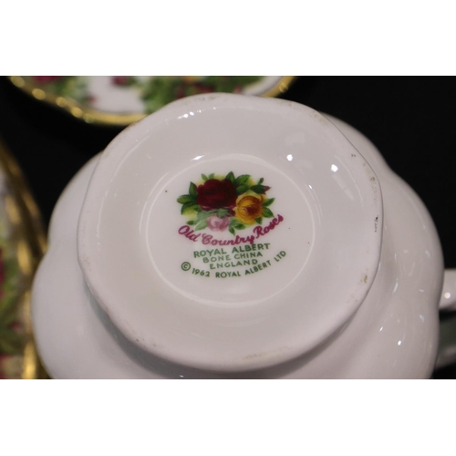 313 - Twenty two pieces of Royal Albert Old Country Roses, mainly dinner plates, largest D: 26 cm, no chip... 