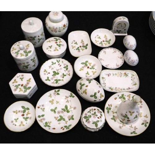 323 - Collection of Wedgwood mostly Wild Strawberry ceramics (20), no chips or cracks. Not available for i... 