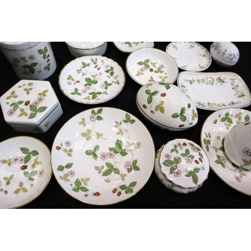 323 - Collection of Wedgwood mostly Wild Strawberry ceramics (20), no chips or cracks. Not available for i... 