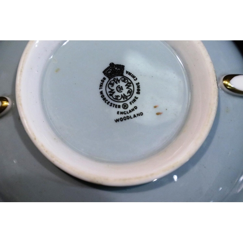 325 - Royal Worcester dinner and tea service in the Woodland pattern (38), no chips or cracks. Not availab... 