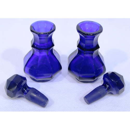 345 - Pair of small Bristol Blue glass lidded bottles, each H: 90 mm. P&P Group 1 (£14+VAT for the first l... 