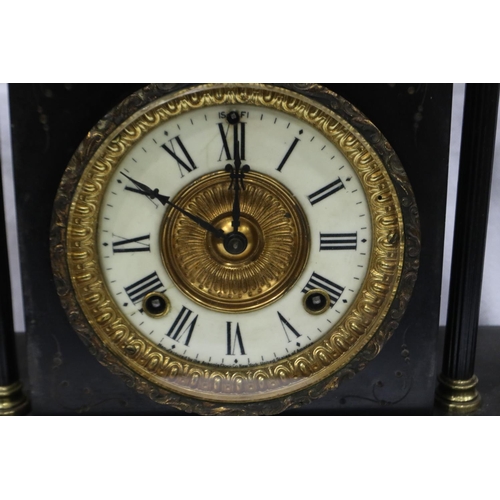 384 - Ornate marble and brass chiming clock with pendulum, working at lotting, H: 36 cm. Not available for... 