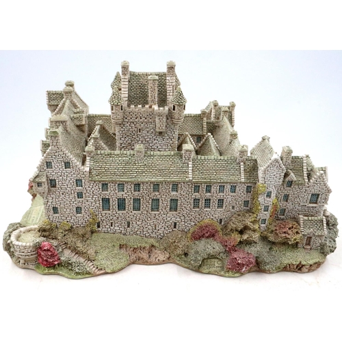 207 - Boxed Lilliput Lane no 2635, Cawdor Castle with deeds, 20 x 26 cm, damage to some turrets of castle,... 