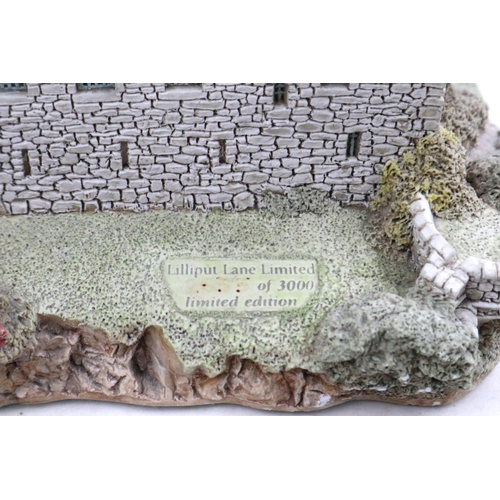 207 - Boxed Lilliput Lane no 2635, Cawdor Castle with deeds, 20 x 26 cm, damage to some turrets of castle,... 