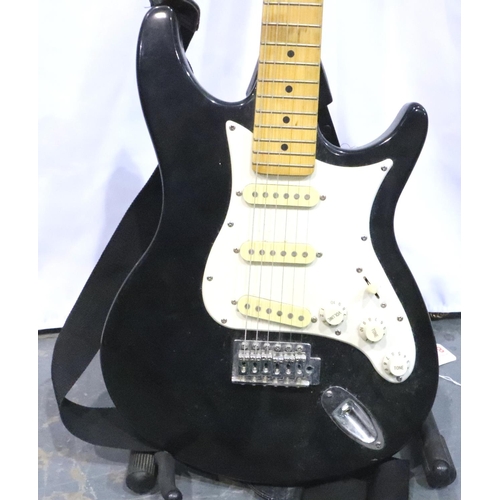 469 - iAxe 393 Behringer strat style electric guitar. Not available for in-house P&P