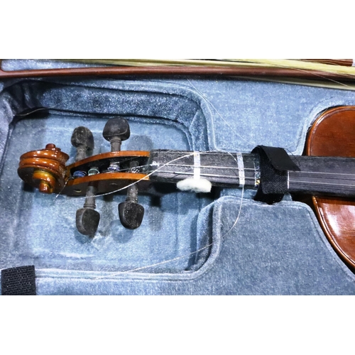 471 - The Stentor conservatoire full size violin with three bows in fitted case. P&P Group 3 (£25+VAT for ... 