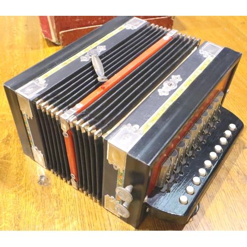 472 - Worldmaster German accordion in original box. P&P Group 3 (£25+VAT for the first lot and £5+VAT for ... 