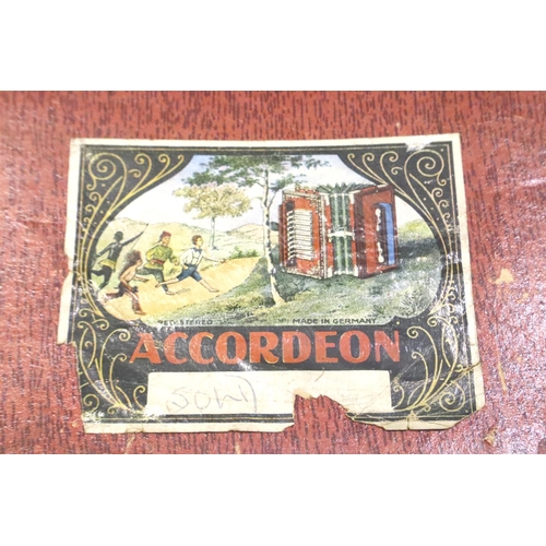 472 - Worldmaster German accordion in original box. P&P Group 3 (£25+VAT for the first lot and £5+VAT for ... 