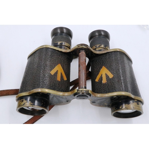 165A - A pair of cased WWII period military binoculars, un-named. P&P Group 2 (£18+VAT for the first lot an... 