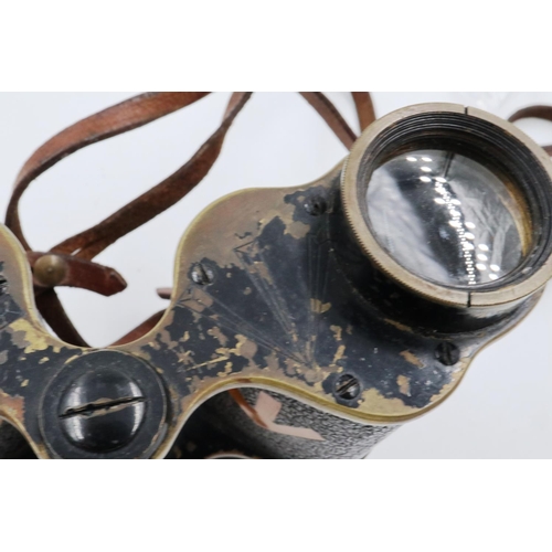 165A - A pair of cased WWII period military binoculars, un-named. P&P Group 2 (£18+VAT for the first lot an... 