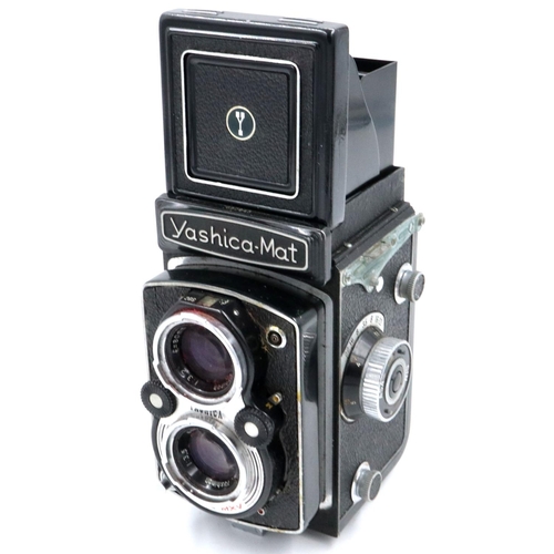 170A - Yashica Mat camera, number 630643, leather cased with instruction manual. P&P Group 1 (£14+VAT for t... 